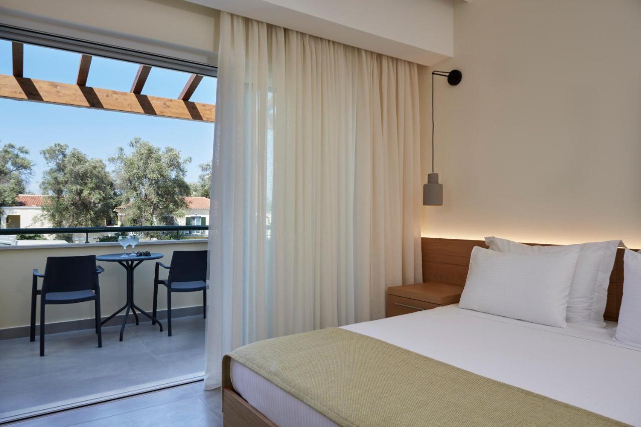Sentido Apollo Palace Mesongí Exterior foto A room at the hotel