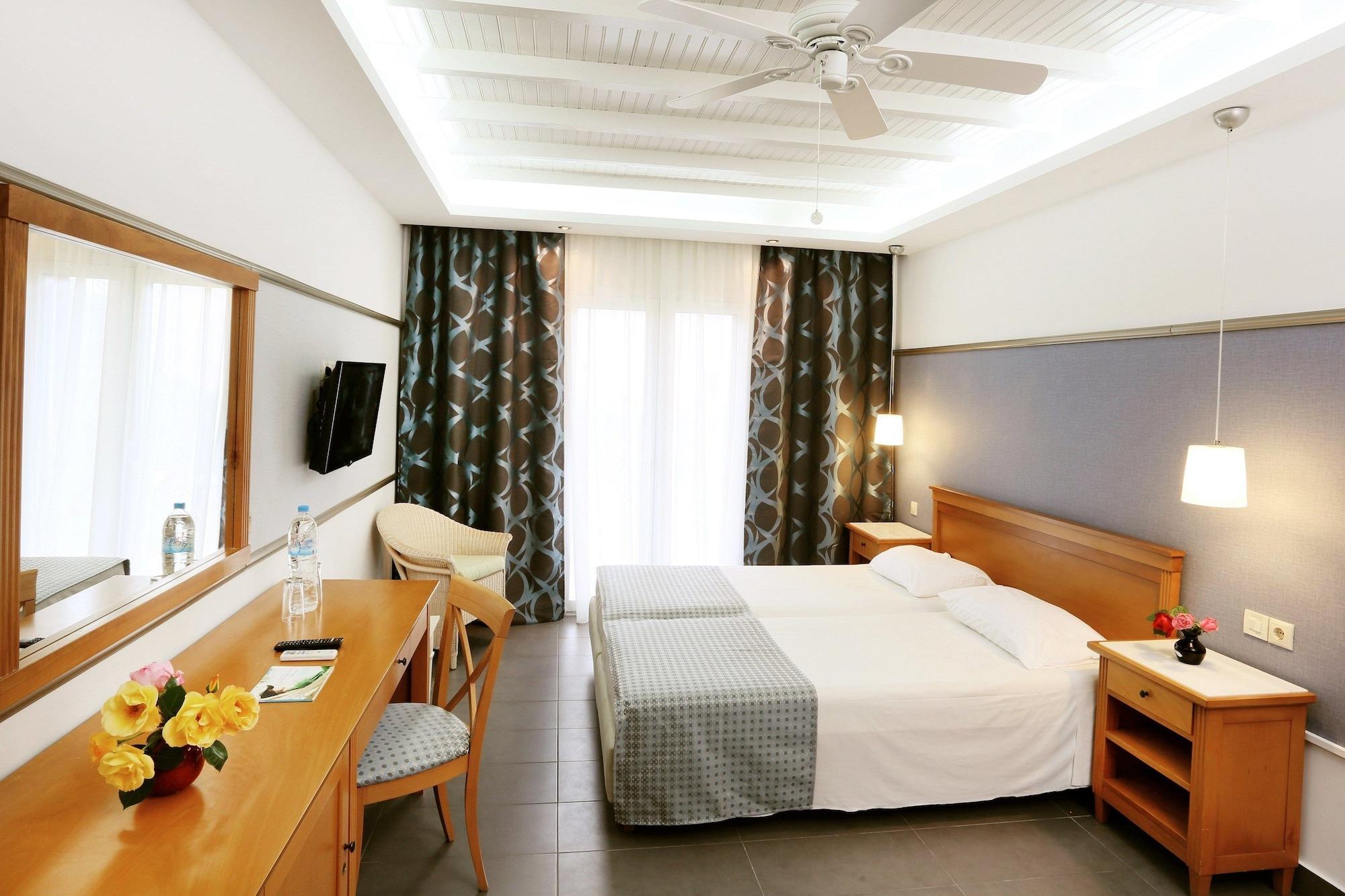 Sentido Apollo Palace Mesongí Exterior foto A typical room at the hotel