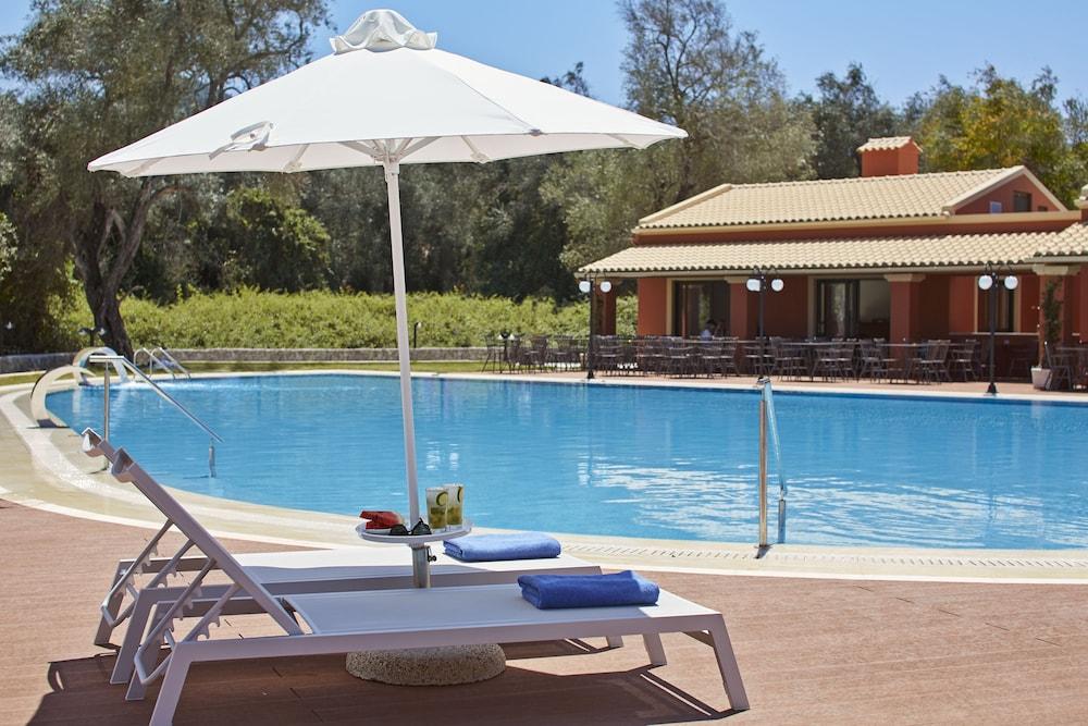 Sentido Apollo Palace Mesongí Exterior foto A poolside lounge chair