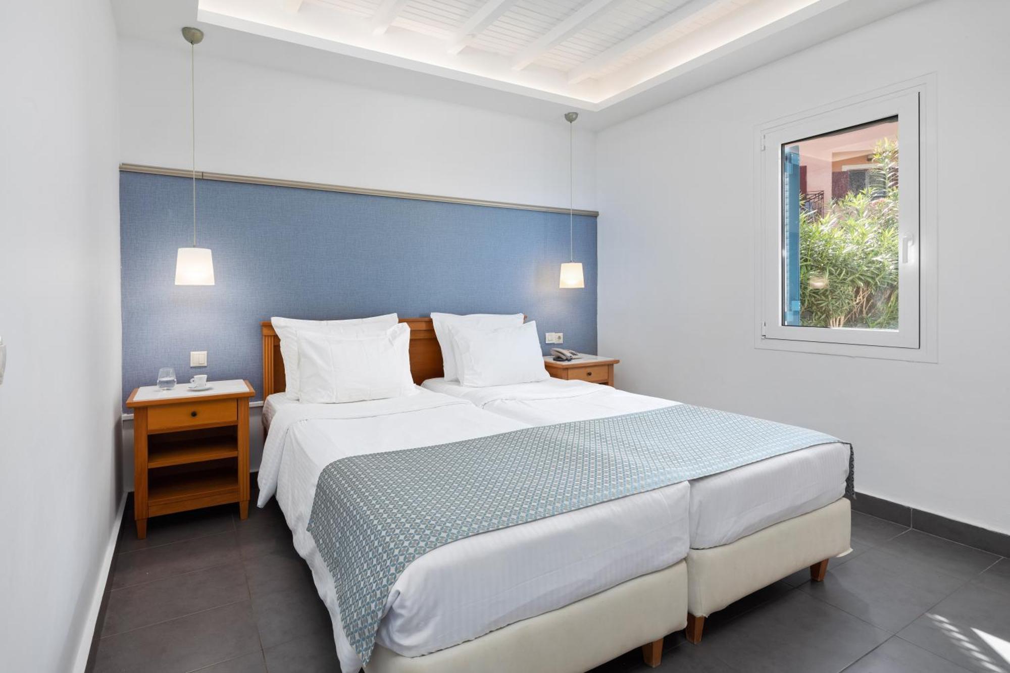 Sentido Apollo Palace Mesongí Exterior foto A bedroom at the hotel