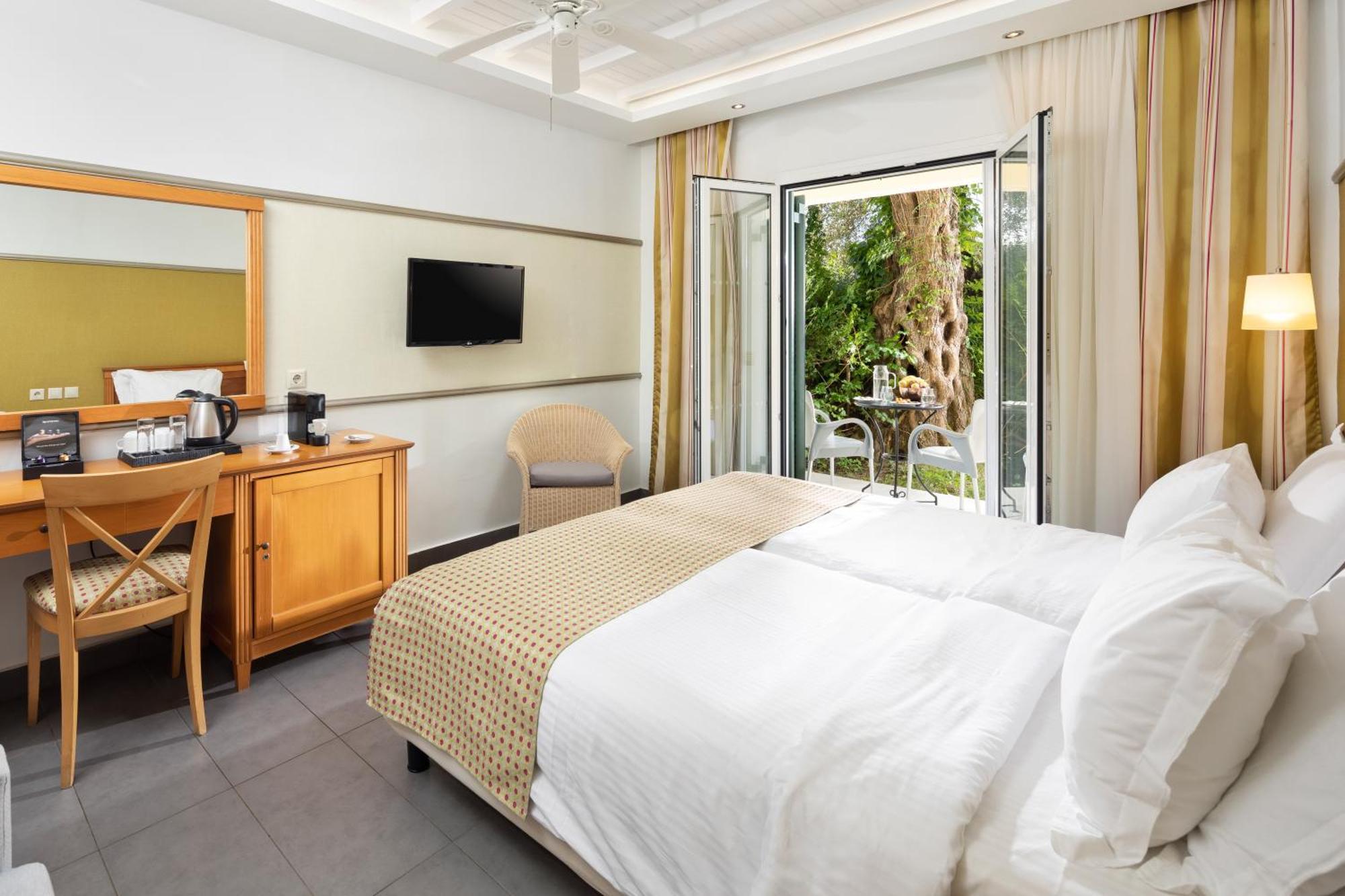 Sentido Apollo Palace Mesongí Exterior foto A room at the hotel