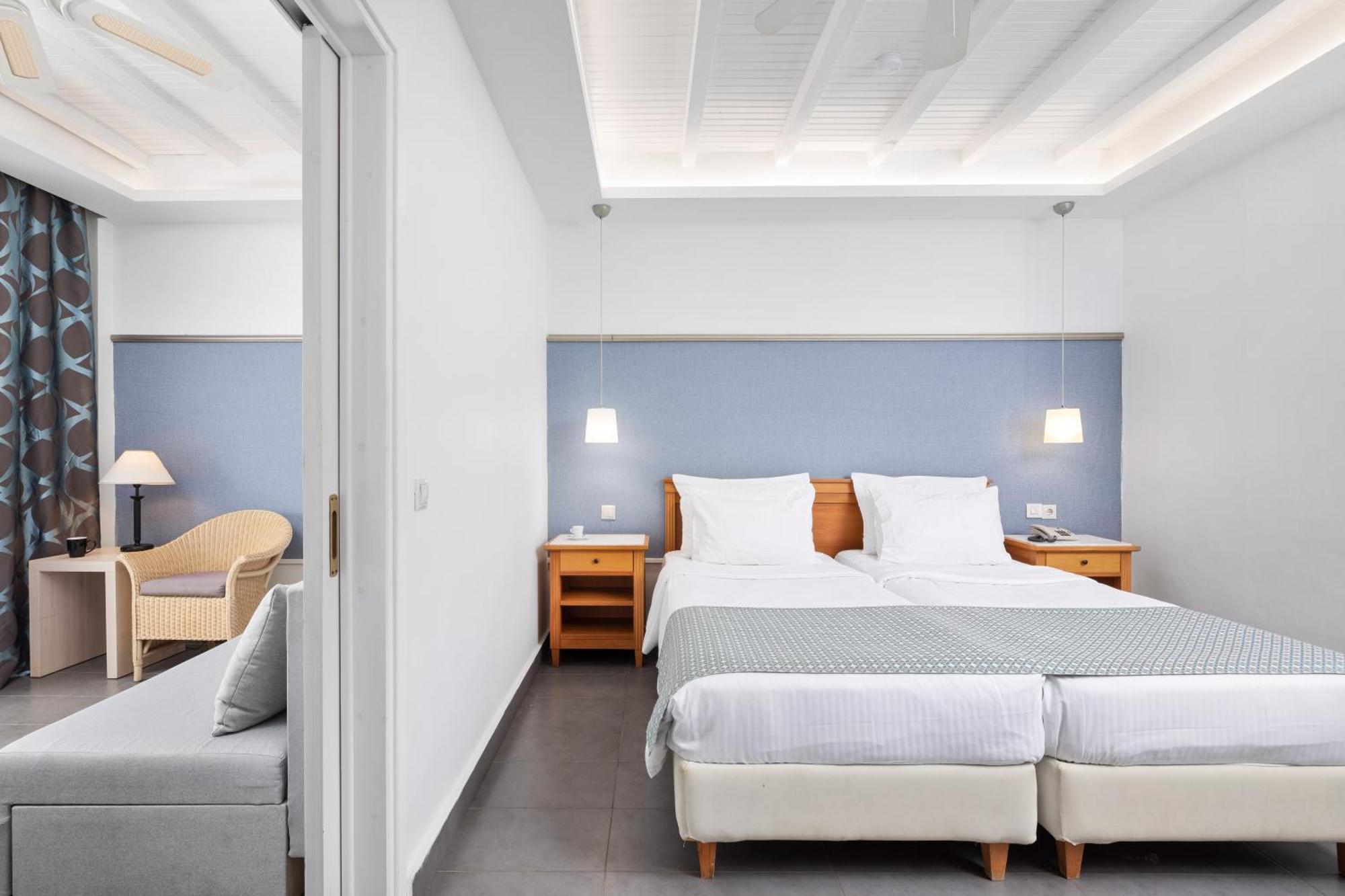 Sentido Apollo Palace Mesongí Exterior foto A bedroom at the hotel