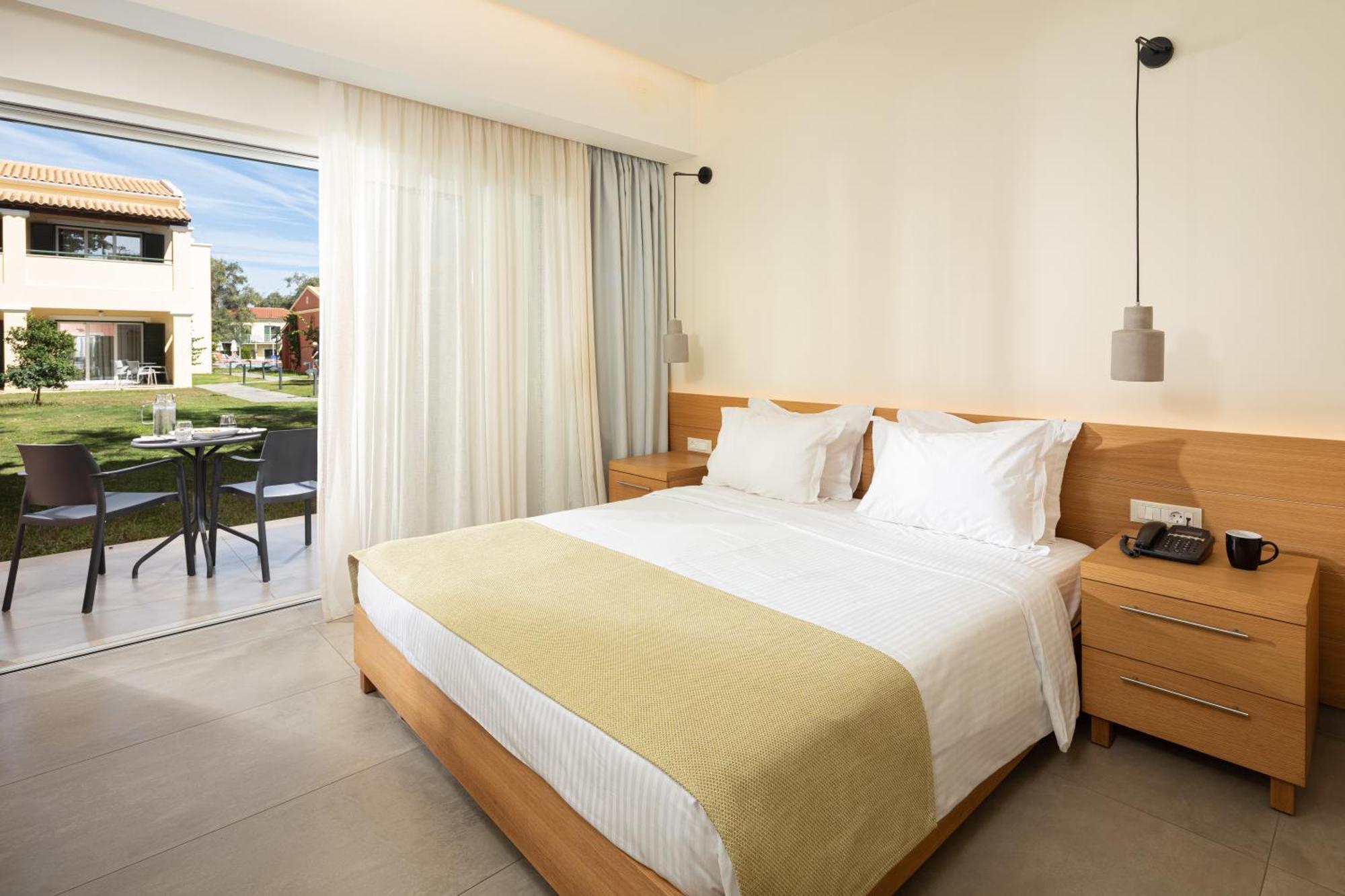 Sentido Apollo Palace Mesongí Exterior foto A bedroom at the resort
