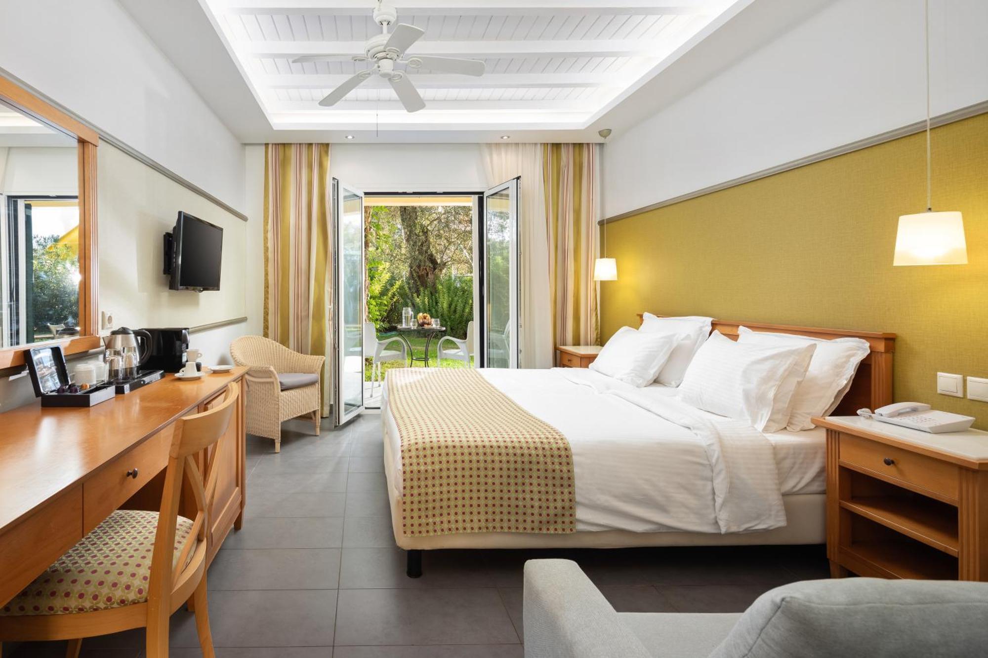 Sentido Apollo Palace Mesongí Exterior foto Deluxe room