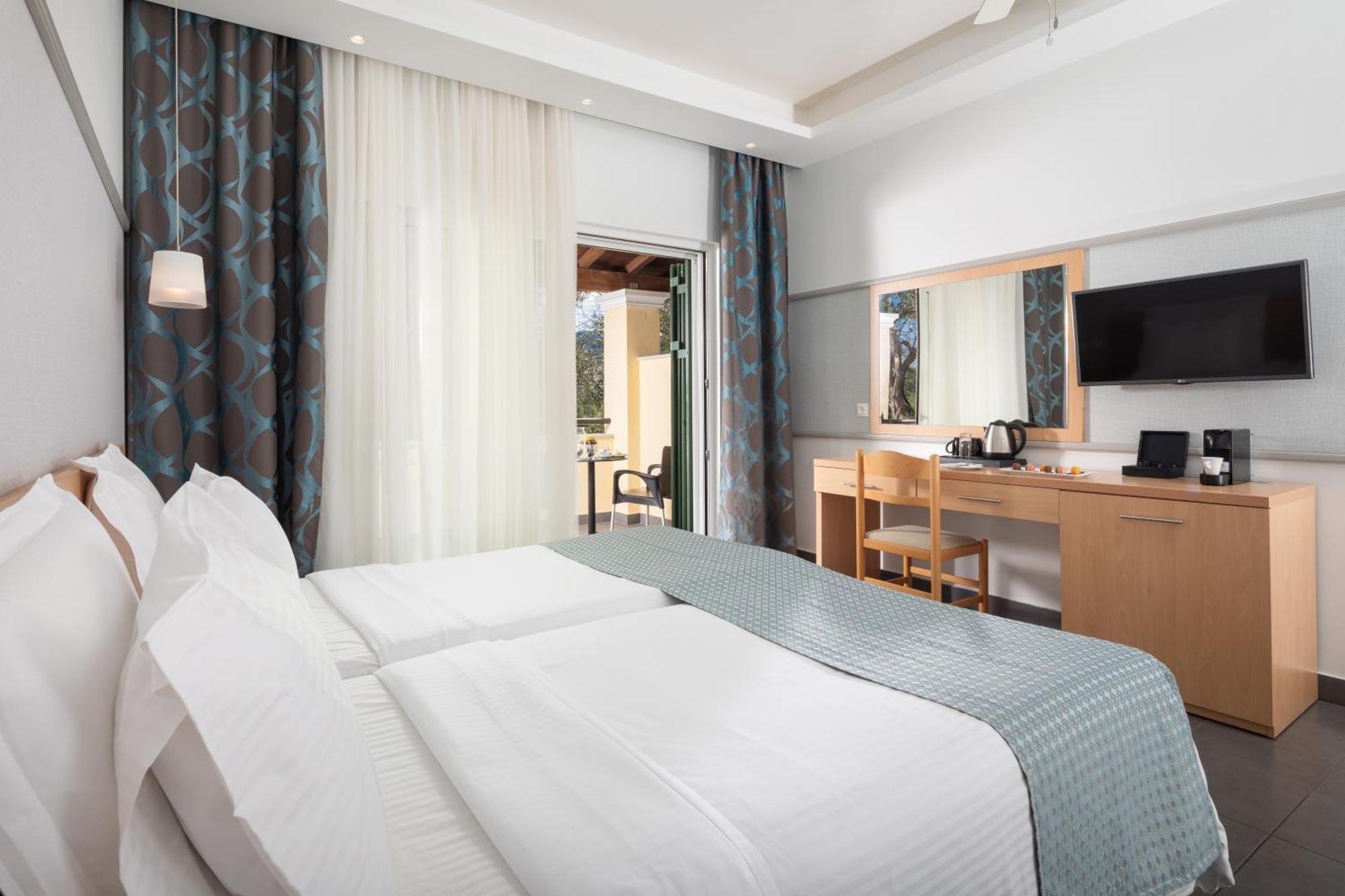 Sentido Apollo Palace Mesongí Exterior foto A typical room at the hotel