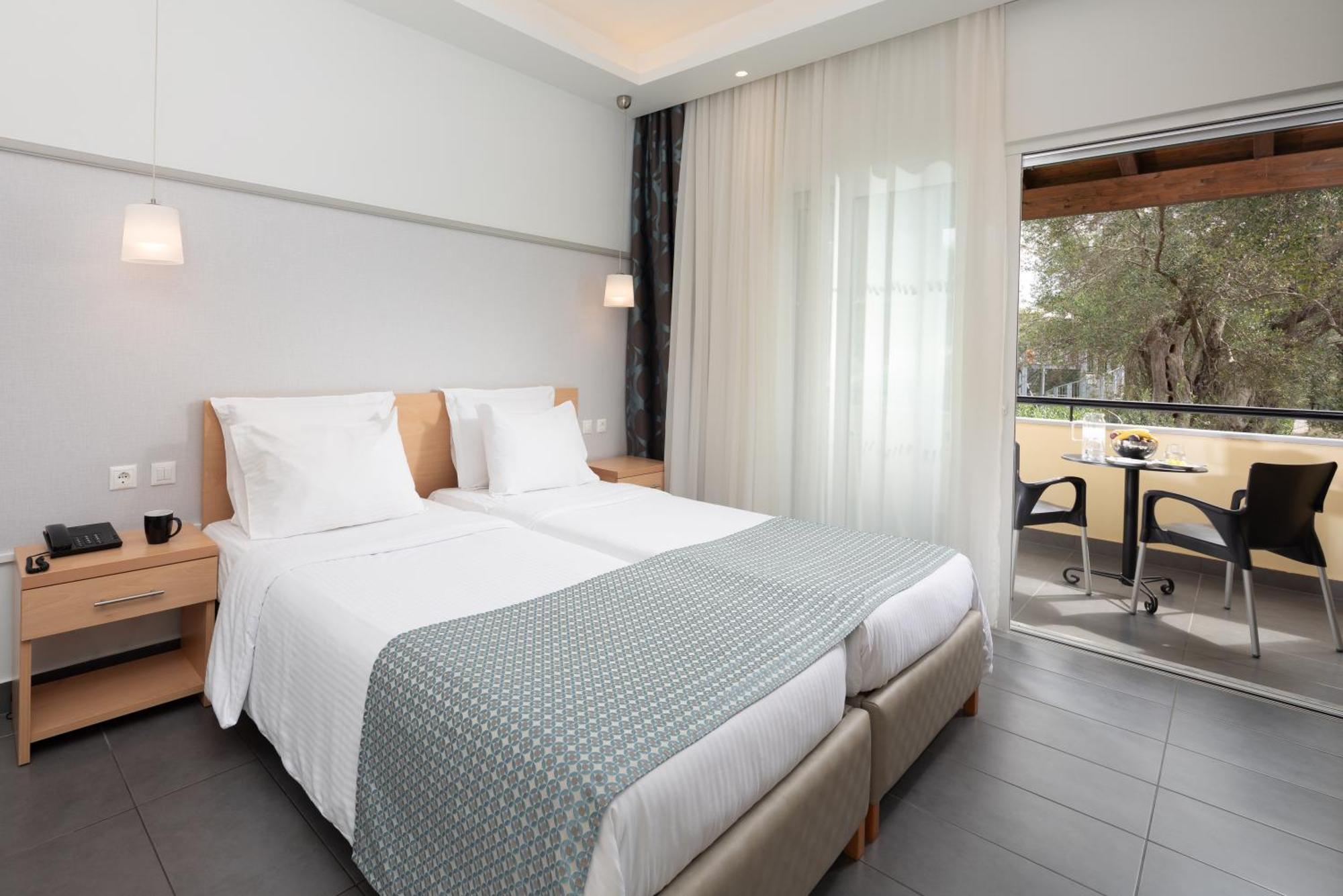 Sentido Apollo Palace Mesongí Exterior foto A room at the hotel