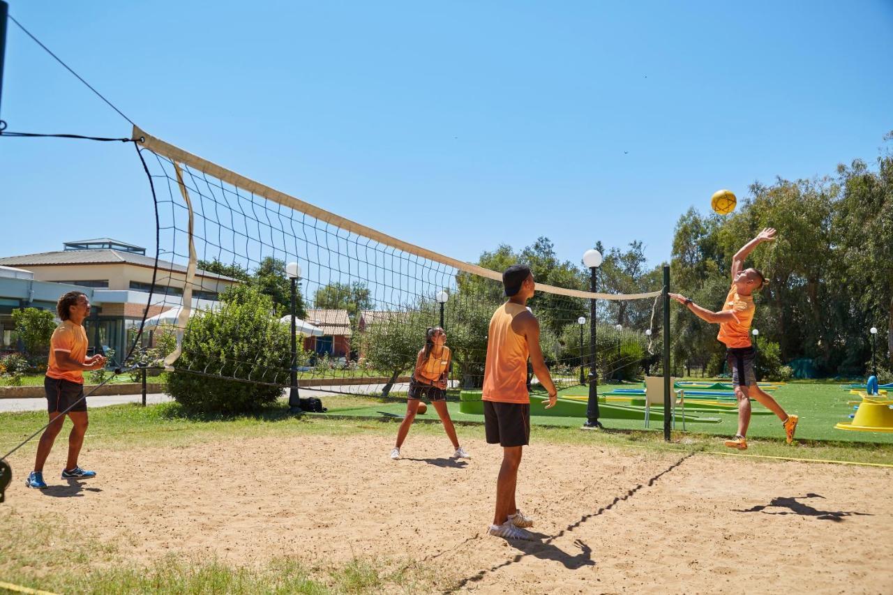 Sentido Apollo Palace Mesongí Exterior foto A volleyball game